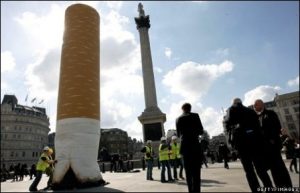 Сигаретная инсталляция на Трафальгарской площади в Лондоне
