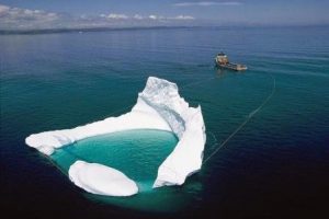 Дрейфующие айсберги у нефтяных платформ