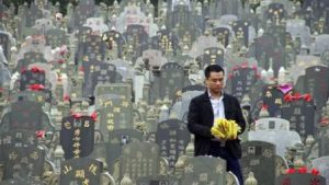В Китае на похороны случается иногда нанимают стриптизёрш