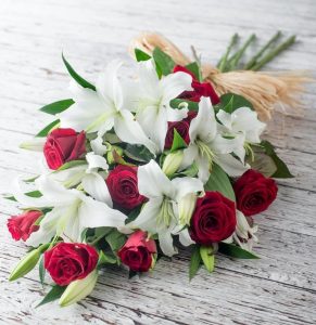 Наша доставка цветов в Курске предлагает букеты из лилий и роз