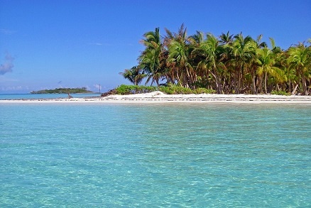 Окруженный пальмами остров Абакос, Багамы
